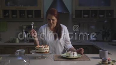 女人用开胃的小蛋糕偷吃人的饮食